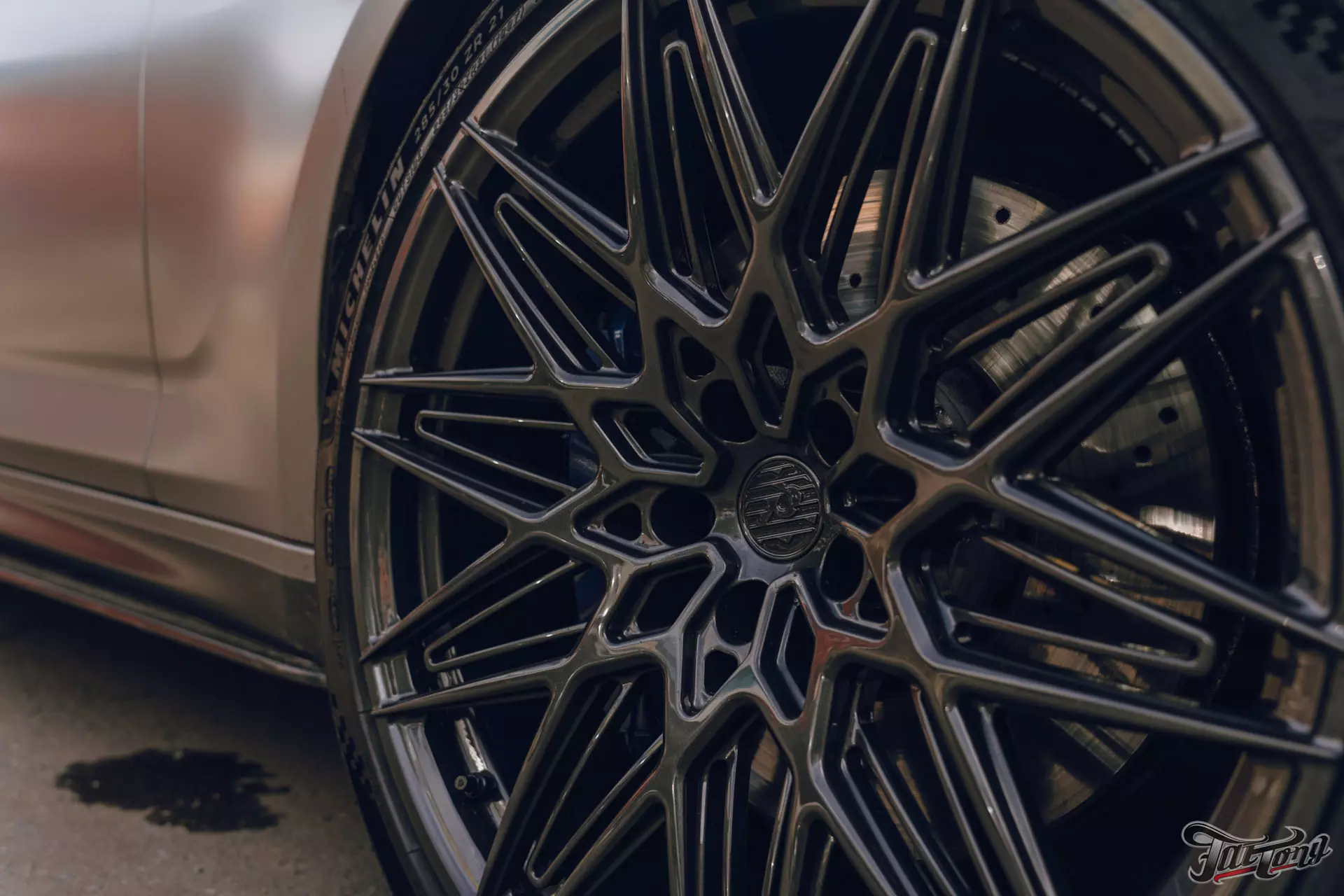 BMW M5. Новые кованые диски. Окрас дисков. Ремонт капота. Детейлинг